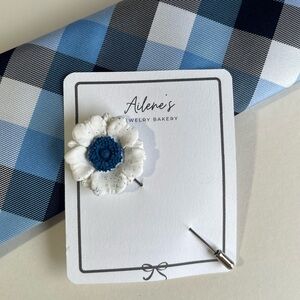 Poppy Lapel Pin -speckled white and blue